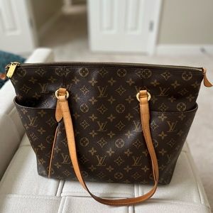 Louis Vuitton Totally MM Monogram Tote